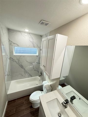 3555 Noah Street, Houston, TX 77021