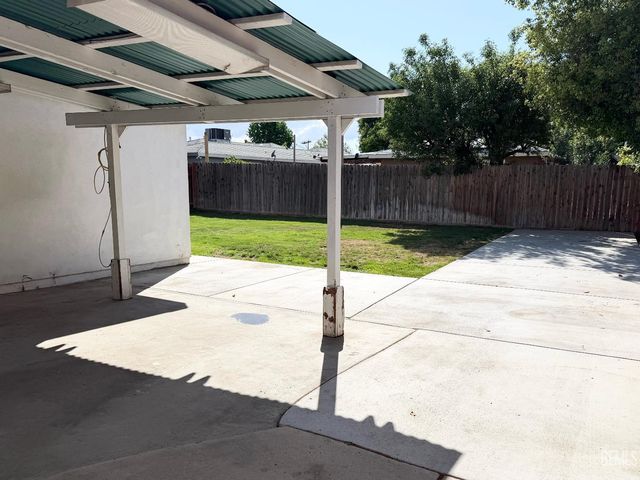 801 Rutherford Court, Bakersfield, CA 93308