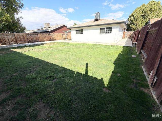 801 Rutherford Court, Bakersfield, CA 93308