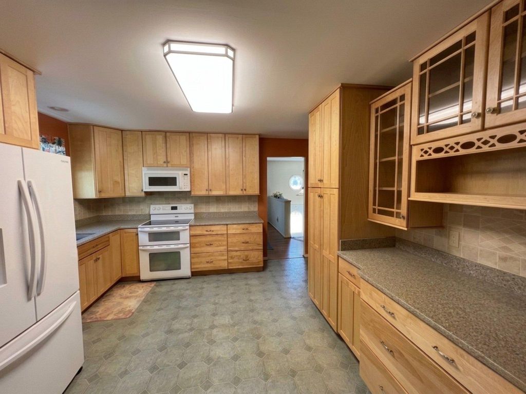 Image 5 of property listing at 8531 SOLOMONS ISLAND RD, Owings, MD 20736