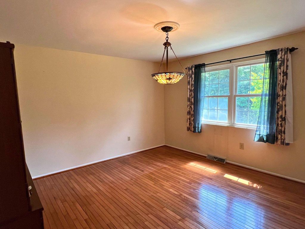 Image 7 of property listing at 8531 SOLOMONS ISLAND RD, Owings, MD 20736
