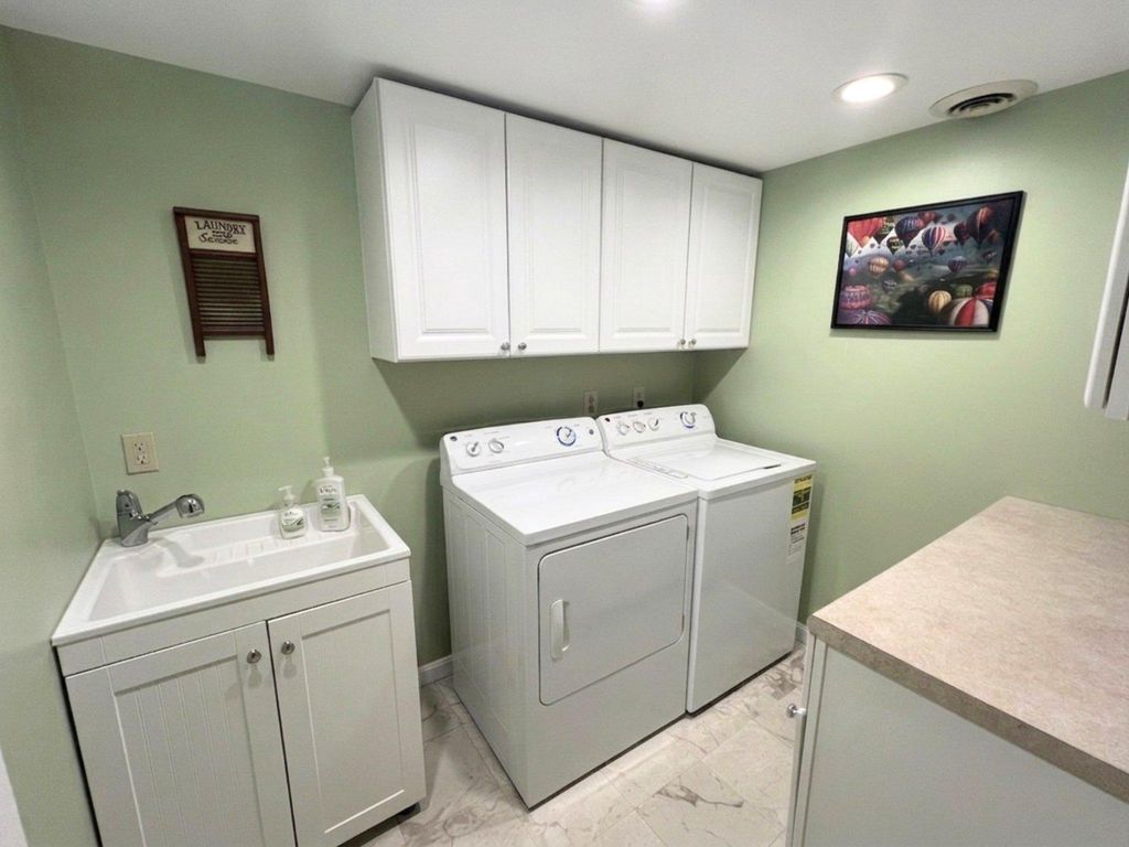 Image 9 of property listing at 8531 SOLOMONS ISLAND RD, Owings, MD 20736