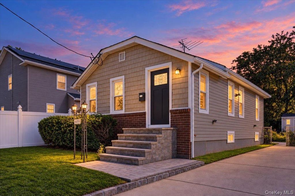 609 Hempstead Gardens Drive, West Hempstead, NY 11552 — exterior