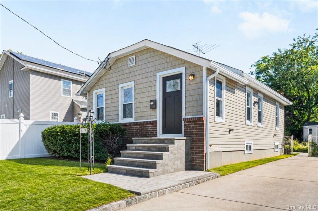 609 Hempstead Gardens Drive, West Hempstead, NY 11552 — photo 4