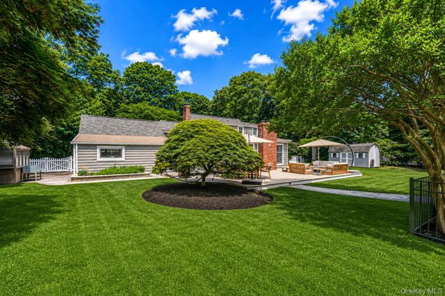 30 Landing Meadow Road, Smithtown, NY 11787