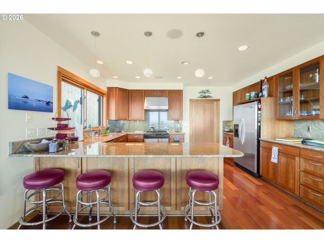 1950 BEACH LOOP Dr Sw, Bandon, OR 97411