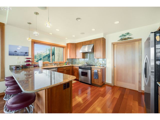 1950 BEACH LOOP Dr Sw, Bandon, OR 97411