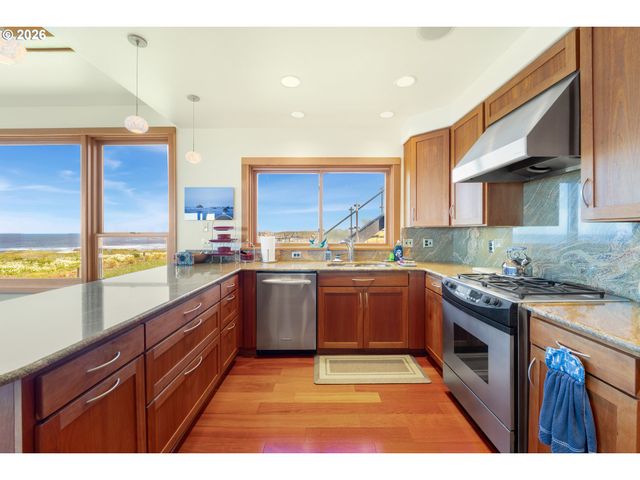 1950 BEACH LOOP Dr Sw, Bandon, OR 97411