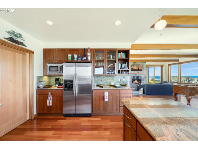 1950 BEACH LOOP Dr Sw, Bandon, OR 97411
