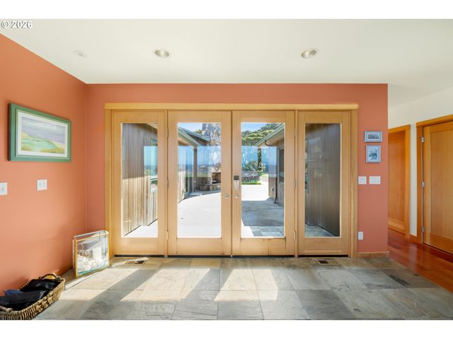 1950 BEACH LOOP Dr Sw, Bandon, OR 97411