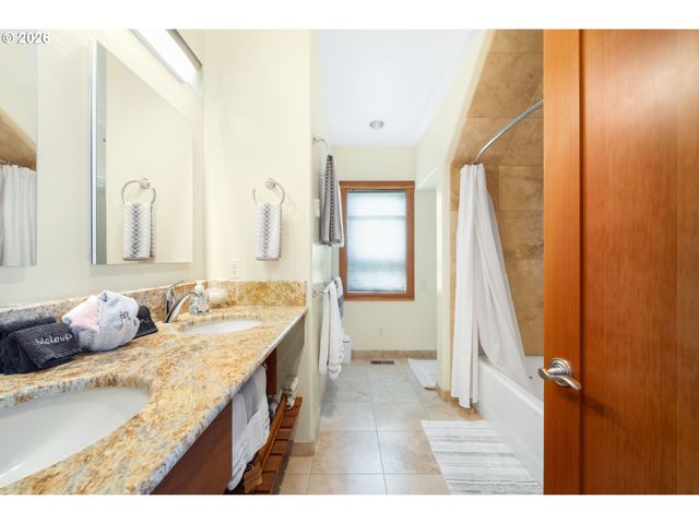 1950 BEACH LOOP Dr Sw, Bandon, OR 97411