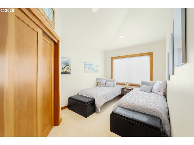 1950 BEACH LOOP Dr Sw, Bandon, OR 97411