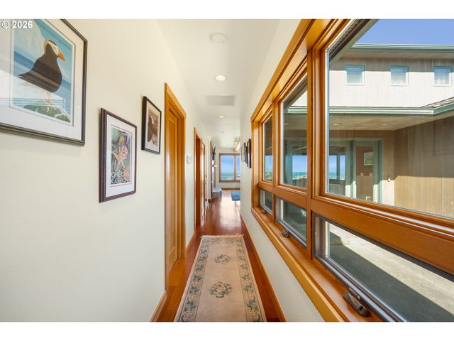 1950 BEACH LOOP Dr Sw, Bandon, OR 97411