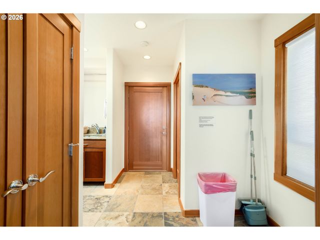 1950 BEACH LOOP Dr Sw, Bandon, OR 97411