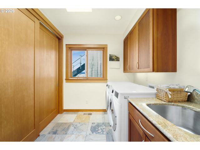 1950 BEACH LOOP Dr Sw, Bandon, OR 97411