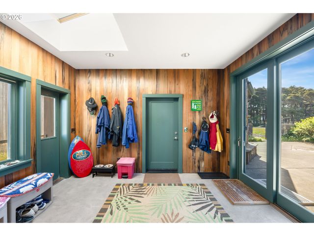 1950 BEACH LOOP Dr Sw, Bandon, OR 97411