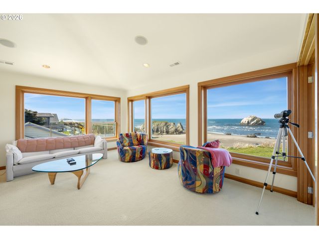 1950 BEACH LOOP Dr Sw, Bandon, OR 97411