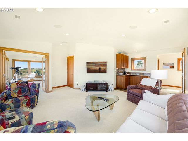 1950 BEACH LOOP Dr Sw, Bandon, OR 97411