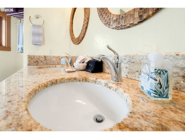 1950 BEACH LOOP Dr Sw, Bandon, OR 97411