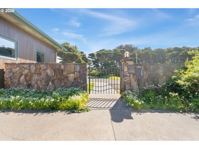 1950 BEACH LOOP Dr Sw, Bandon, OR 97411