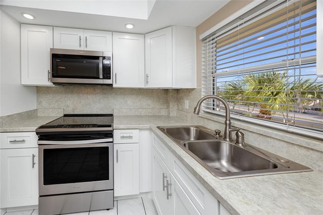 4650 COVE CIRCLE 409, St Petersburg, FL 33708