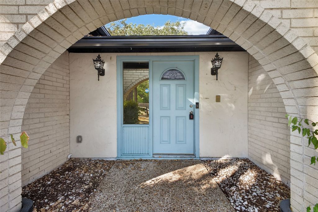 908 Chestnut Drive, Arlington, TX 76012 — photo 2