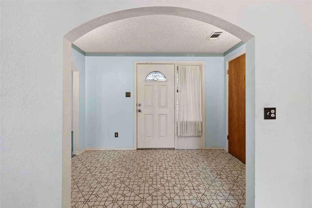 908 Chestnut Drive, Arlington, TX 76012 — photo 4