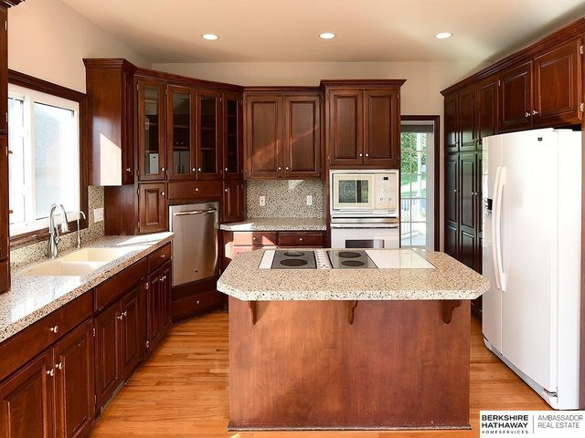 710 Bailey Drive, Papillion, NE 68046