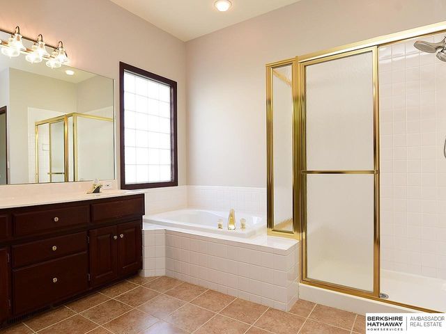 710 Bailey Drive, Papillion, NE 68046