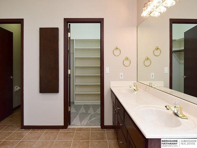 710 Bailey Drive, Papillion, NE 68046