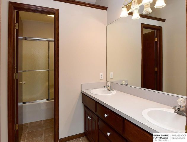 710 Bailey Drive, Papillion, NE 68046