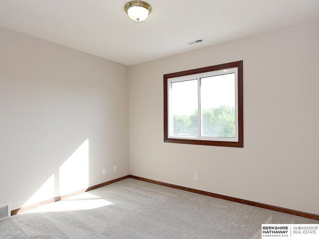 710 Bailey Drive, Papillion, NE 68046
