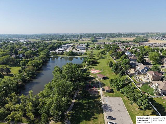 710 Bailey Drive, Papillion, NE 68046