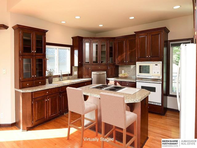 710 Bailey Drive, Papillion, NE 68046