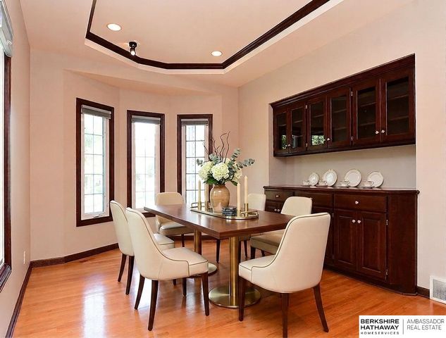 710 Bailey Drive, Papillion, NE 68046