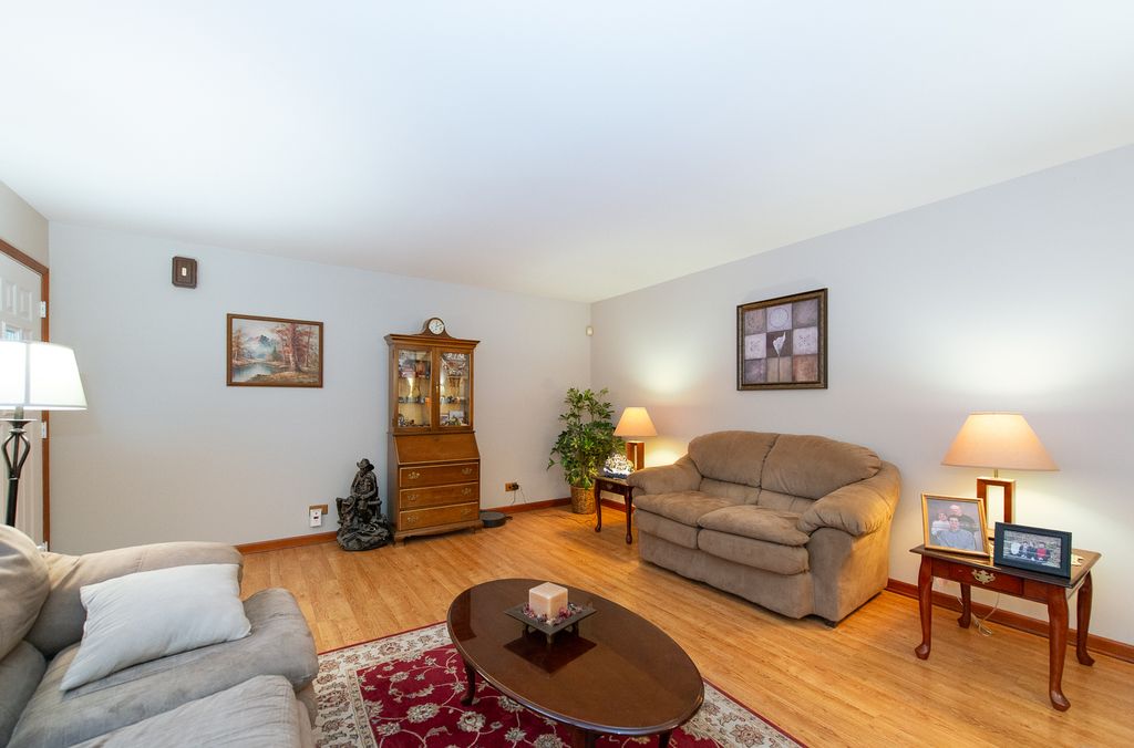 Image 2 of property listing at 17 N Weston Avenue, Elgin, IL 60123