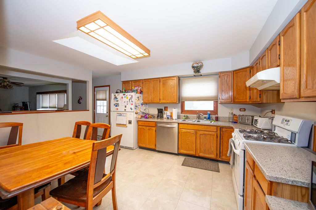 Image 11 of property listing at 17 N Weston Avenue, Elgin, IL 60123