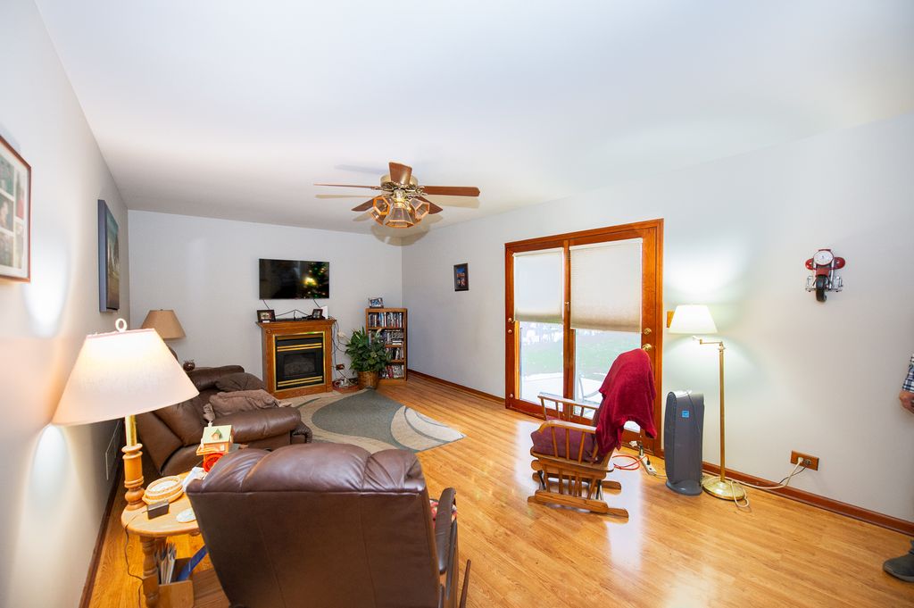 Image 13 of property listing at 17 N Weston Avenue, Elgin, IL 60123