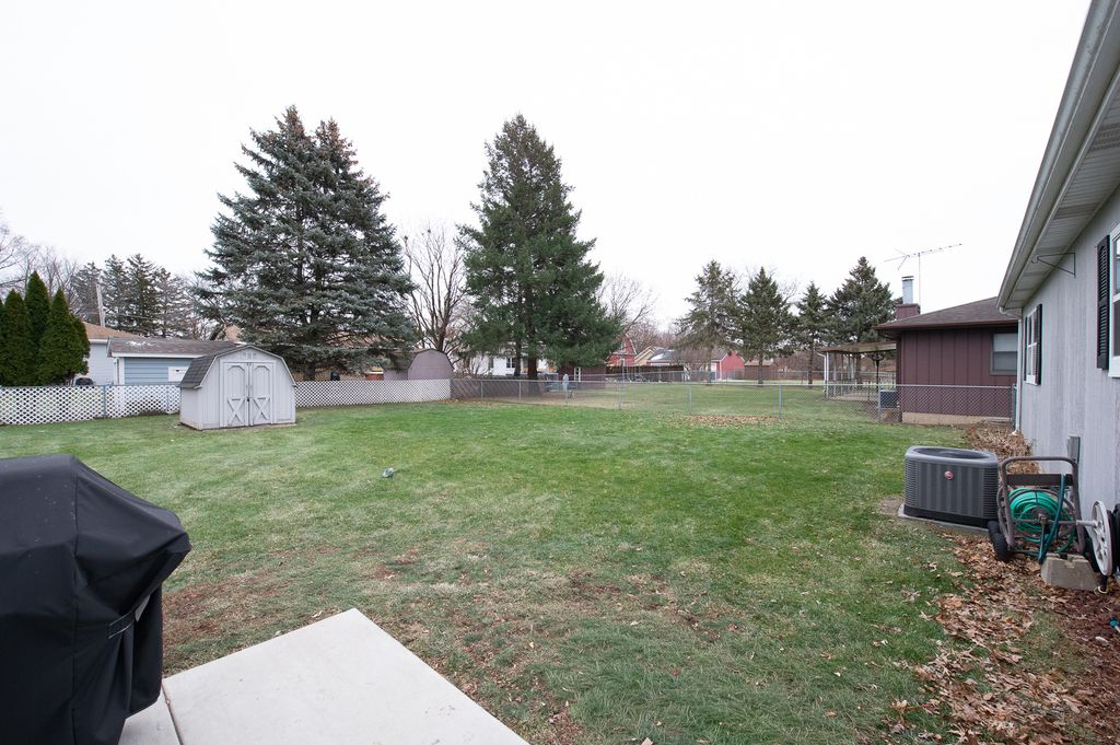 Image 20 of property listing at 17 N Weston Avenue, Elgin, IL 60123