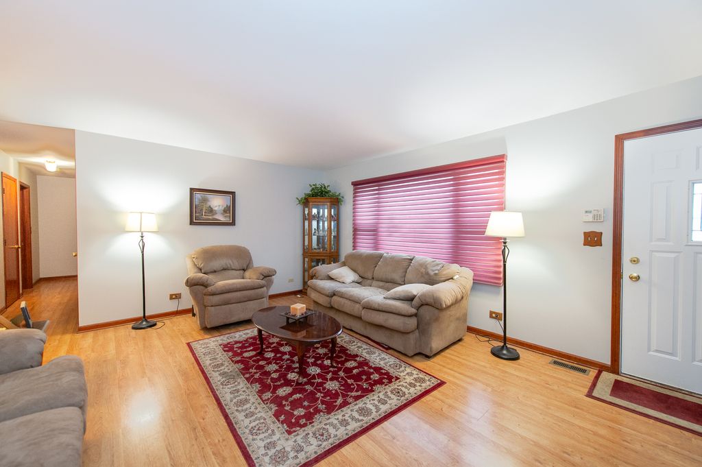 Image 3 of property listing at 17 N Weston Avenue, Elgin, IL 60123