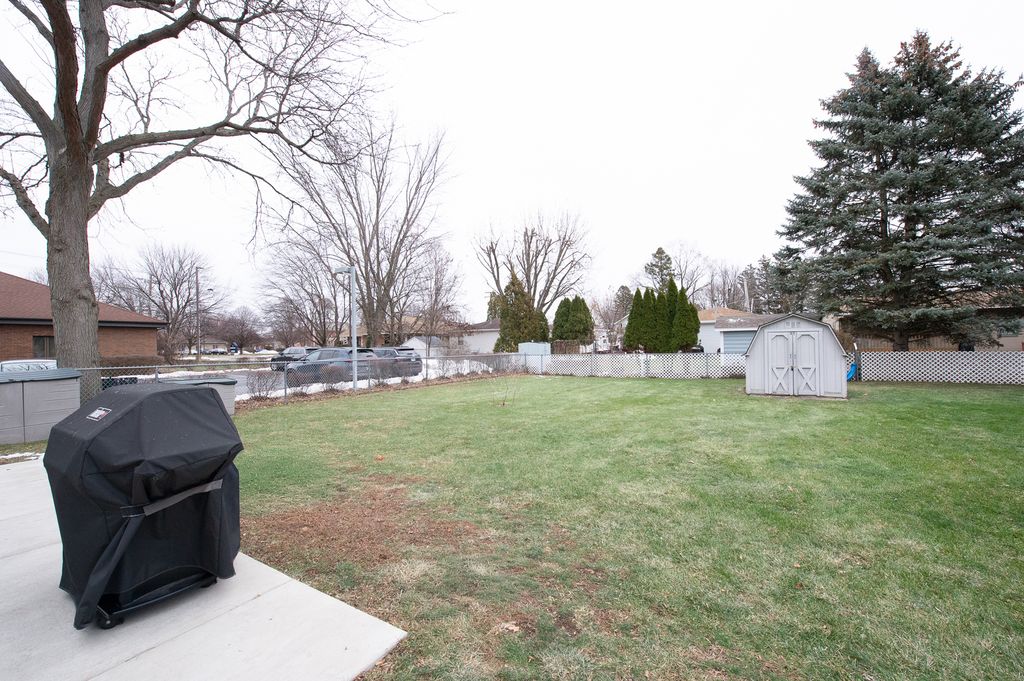 Image 21 of property listing at 17 N Weston Avenue, Elgin, IL 60123
