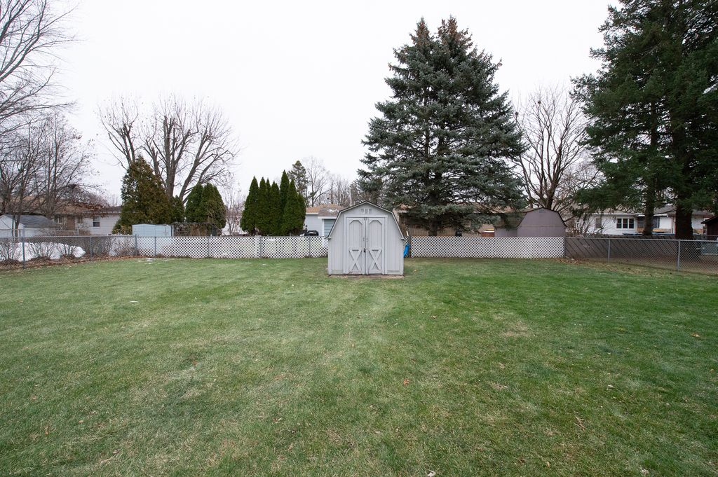Image 22 of property listing at 17 N Weston Avenue, Elgin, IL 60123