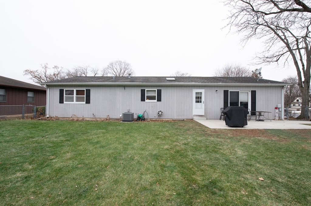 Image 23 of property listing at 17 N Weston Avenue, Elgin, IL 60123