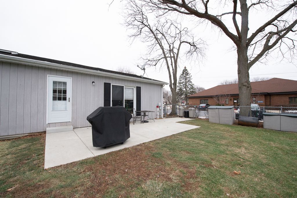 Image 24 of property listing at 17 N Weston Avenue, Elgin, IL 60123