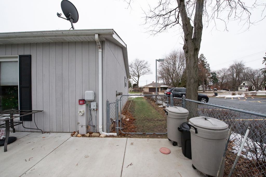 Image 25 of property listing at 17 N Weston Avenue, Elgin, IL 60123