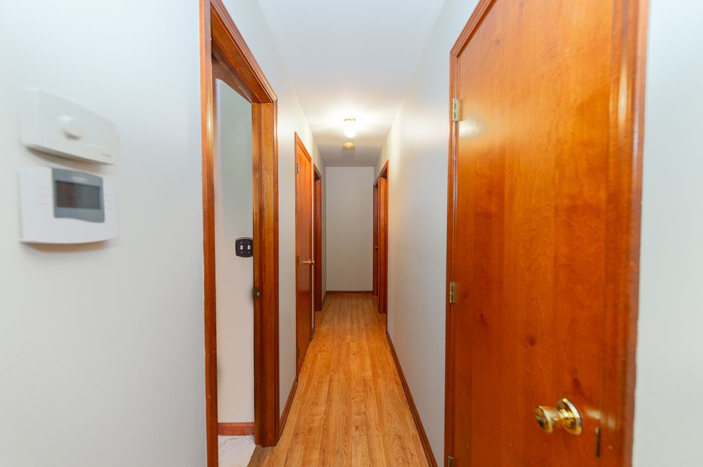 Image 4 of property listing at 17 N Weston Avenue, Elgin, IL 60123