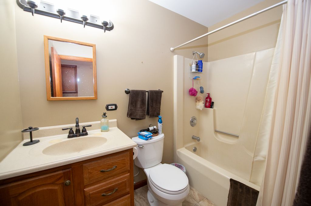 Image 5 of property listing at 17 N Weston Avenue, Elgin, IL 60123