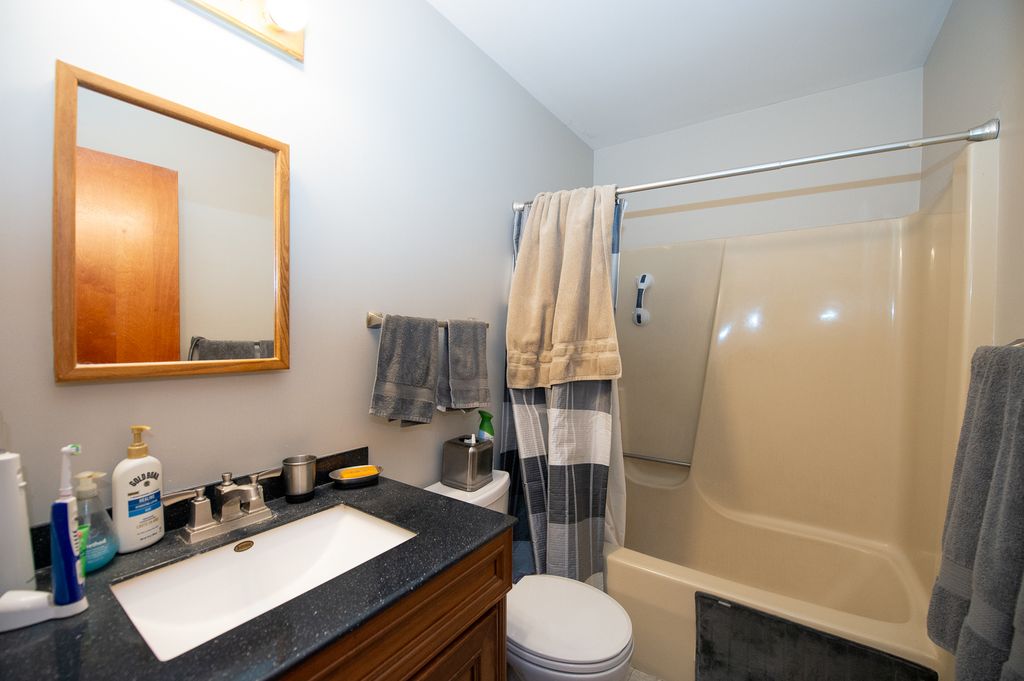 Image 8 of property listing at 17 N Weston Avenue, Elgin, IL 60123