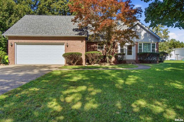 611 WOODLAND KNOLLS Road, Metamora, IL 61548