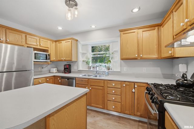 611 WOODLAND KNOLLS Road, Metamora, IL 61548